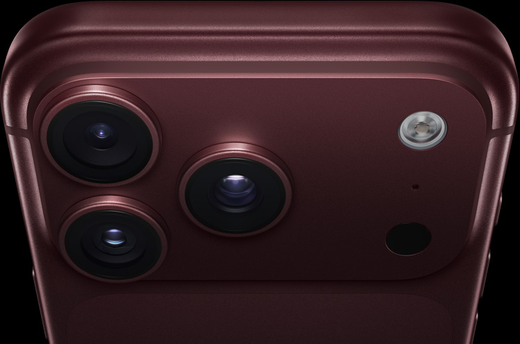 Imagem em ângulo da parte de trás do iPhone 18 Pro na cor bordô mostrando o sistema de câmera Pro no canto superior esquerdo, três lentes, microfone e flash