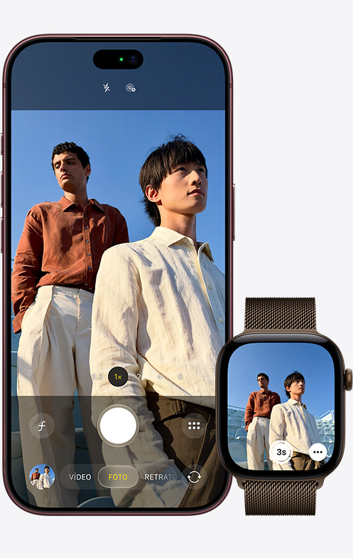 Parte da frente do iPhone 17, a câmera captura uma selfie em grupo, ao lado de um Apple Watch Ultra 3 com o app Controle da Câmera aberto