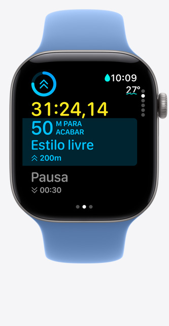 Apple Watch Series 12 com caixa cinza-espacial de alumínio e pulseira esportiva azul-floral, tela do app Exercício mostrando um treino de Nado em Piscina e métricas na tela