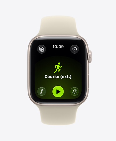 Apple Watch S E 3, boîtier en aluminium, couleur comète, écran affichant l’app Exercice (course à l’extérieur), côté droit, couronne Digital Crown, bracelet sport, couleur sable (brun pâle)