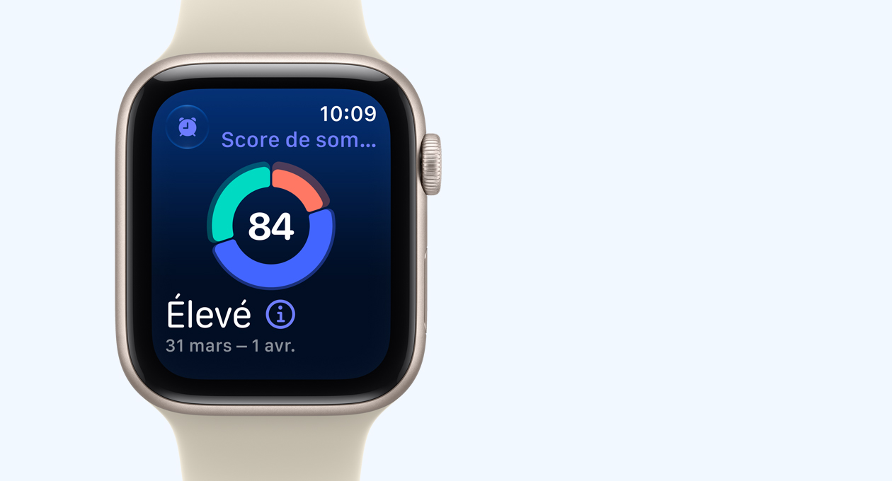 Apple Watch S E 3, boîtier en aluminium, couleur comète, écran affichant le graphique circulaire du score de sommeil, côté droit, couronne Digital Crown, bracelet sport, couleur sable (brun pâle)