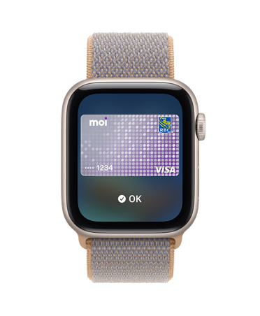 Apple Watch S E 3, boîtier en aluminium, couleur comète, écran montrant Portefeuille, image d’une carte de paiement, côté droit, couronne Digital Crown, bracelet sport à rabat, couleur bleu chambray (bleu-gris pâle)
