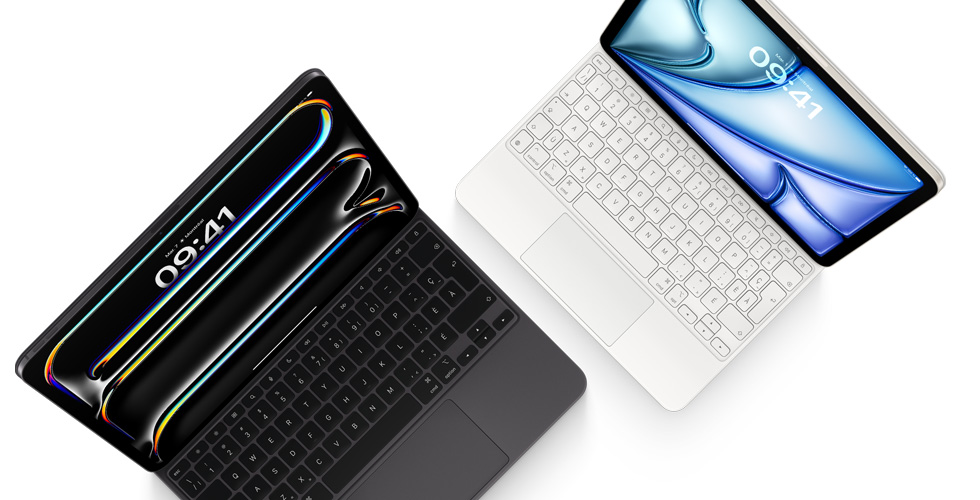 Vue en plongée d’un iPad Pro fixé à un Magic Keyboard noir pour iPad Pro, et d’un iPad Air fixé à un Magic Keyboard blanc.
