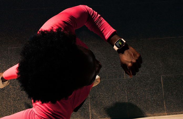 Photo d’un homme utilisant son Apple Watch pour faire le suivi de sa course