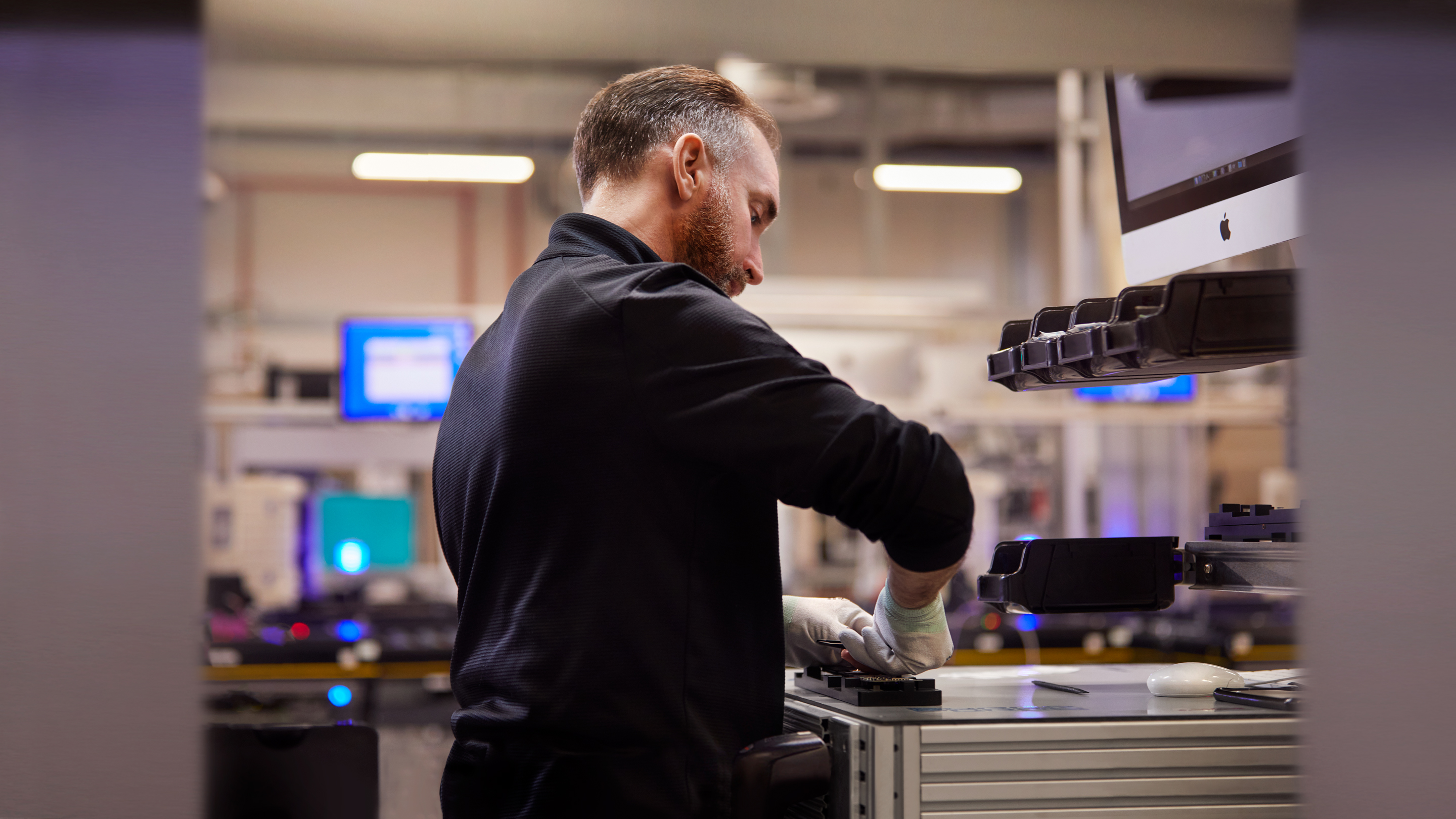 Membre de l’équipe Apple à Cork travaillant dans un laboratoire.