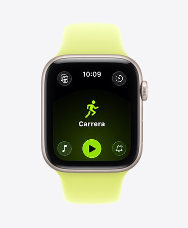 Apple Watch SE 3, caja de aluminio, blanco estelar, la pantalla muestra la app Entrenamiento (carrera al aire libre), parte lateral derecha, Digital Crown, correa deportiva, color arena (café claro)
