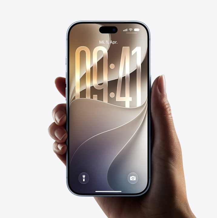 Eine Hand hält ein iPhone 17 und zeigt das All-Screen Display mit Sperrbildschirm mit Liquid Glass Rand