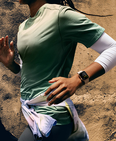 Una persona corre con un Apple Watch en la muñeca izquierda 