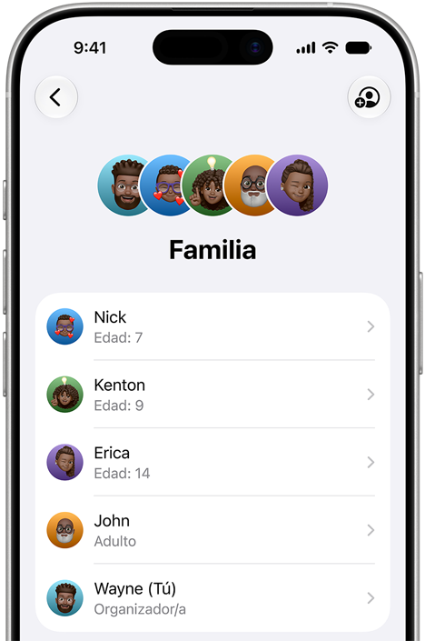 Un iPhone muestra la interfaz de En Familia con varias cuentas de personas de la familia, tanto menores como adultos.
