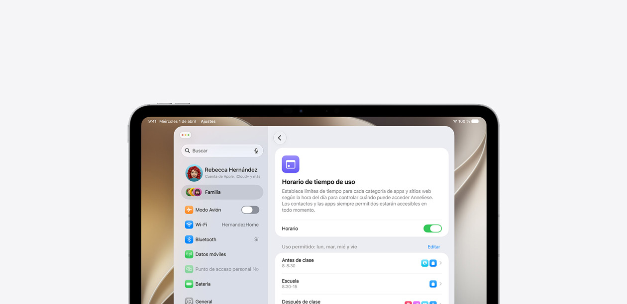 Un iPad muestra la prestación Horario de Tiempo de Uso con una línea temporal horizontal que define qué categorías de apps y sitios web están permitidas antes, durante y después de clase.