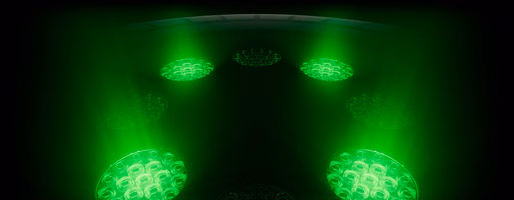 Dessous de la montre avec plusieurs capteurs ronds émettant des lueurs LED vertes