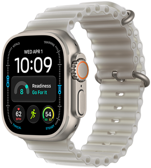 Apple Watch Ultra 4 med urkasse av titan i fargen naturell og Ocean Band i transparent grå viser en digital urskive med komplikasjoner for dag og dato, kapasitet, puls, treningsøkter og været. På høyre side av urkassen vises Digital Crown og den hevede sideknappen.