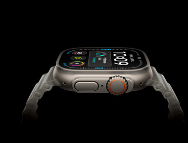 Apple Watch Ultra 4, vue latérale, boîtier en titane, finition argent, affichage numérique de l’heure, données de santé et de forme, bouton latéral Digital Crown orange