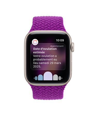 Apple Watch Series 11, boîtier en aluminium, couleur or rose, notification de date d’ovulation estimée, côté droit, Digital Crown, Bracelet Sport rose tendre
