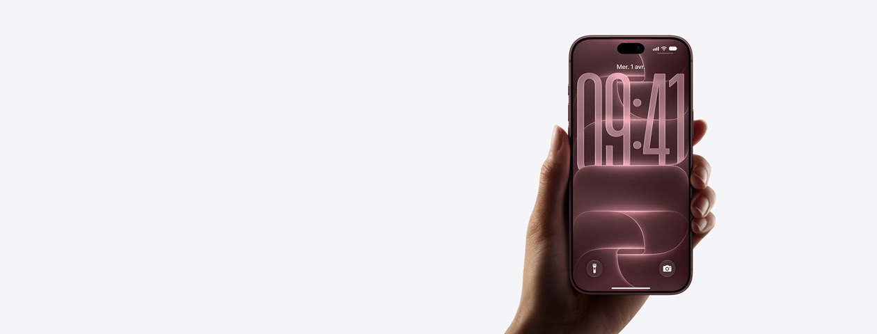 iPhone 17 en finition lavande, face avant avec écran d’accueil partiellement affiché, boutons Action et réglage du volume visibles sur le bord. Face arrière montrant le système à deux caméras Fusion dans le coin supérieur gauche, bouton Commande de l’appareil photo