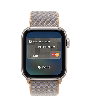 Apple Watch SE 3，星光色鋁金屬錶殼，配搭水手布藍色 (淺藍灰色) 運動手環，螢幕顯示銀包 app 的付款卡圖像，機身右側有數碼錶冠