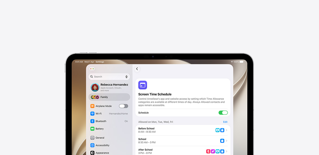 iPad 螢幕展示螢幕使用時間時間表功能，顯示上學前、上課時間和放學後允許使用的 app 和網站類別。