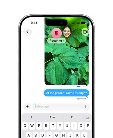 螢幕顯示在訊息 app 中正傳送一張一個人在綠葉植物前擺姿勢的相片，傳送指示狀態列顯示傳送進度，影像下方顯示已傳送的訊息：At the garden! Come through?