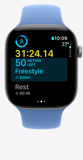 Apple Watch Series 12，太空灰鋁金屬錶殼，配搭野花藍色運動錶帶，螢幕顯示體能訓練 app 正追蹤泳池游泳，螢幕上顯示各指標
