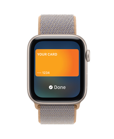 Apple Watch SE 3 éjfekete alumíniumtokkal, bankkártya az Apple Tárcában, a tok jobb oldala, Digital Crown, acélkék sportpánt