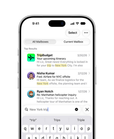 Egy ezüstszínű iPhone 18 Pro kijelzőjén a „New York trip”(New York-i utazás) keresési kifejezés alapján előhívott e-mailek láthatók