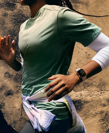 左手首にApple Watchを装着してランニングをする人物