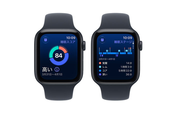 ミッドナイトアルミニウムケースのApple Watch SE 3デバイスが2台。それぞれの画面に睡眠スコアと睡眠ステージが表示されている。右側面の外観、Digital Crownのダイヤル、ネイビーブルーのスポーツバンド