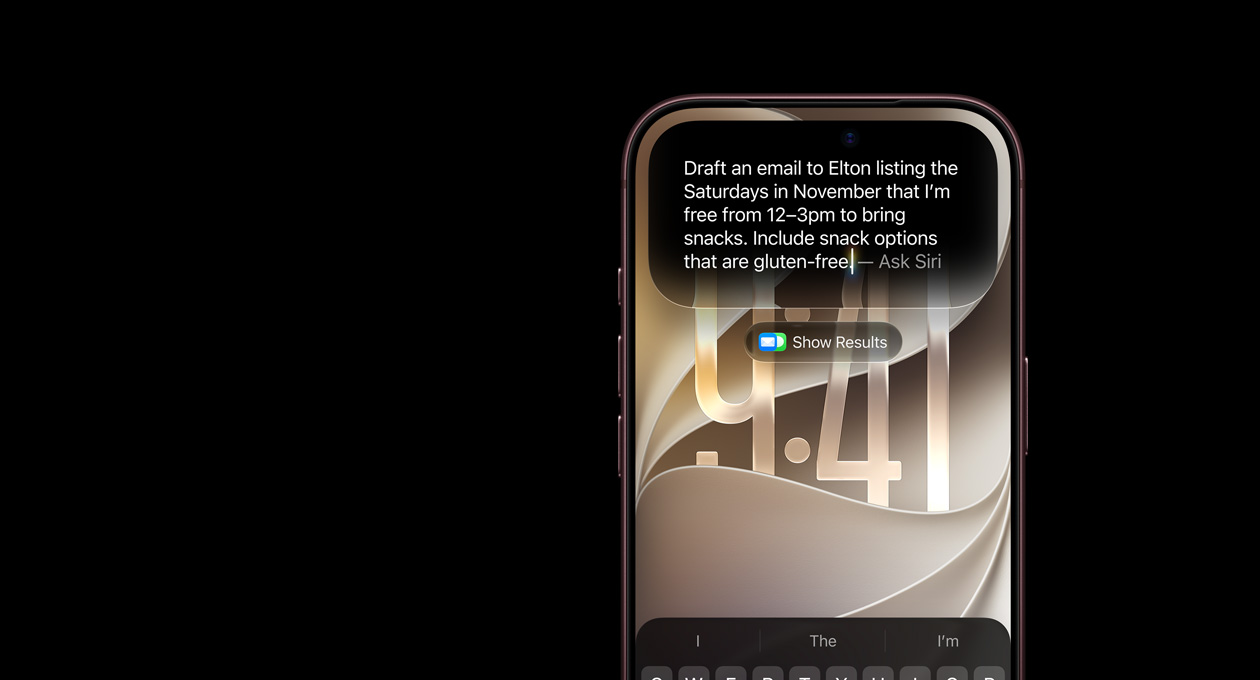 バーガンディのiPhone 18 Proの画面に、Siriに頼んだ内容のプロンプトが表示されている。11月中で、12時から15時まで時間があって軽食を持参することができる土曜日をリストした、Elton宛てのEメールの下書きを作成すること、グルテンフリーの軽食オプションも含めることが書かれている