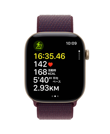 バーガンディのバンドと組み合わせたライトゴールドアルミニウムケースのApple Watch Series 12。画面に時間、心拍数、カロリー、距離などのワークアウト指標が表示されている