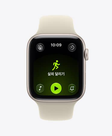 Apple Watch SE 3, 스타라이트 색상 알루미늄 케이스 및 화면에 운동 앱(실외 달리기)이 표시되고 오른쪽 옆면 외관에 Digital Crown 다이얼이 보이는 모습. 샌드 색상(연한 탠 계열) 스포츠 밴드의 모습