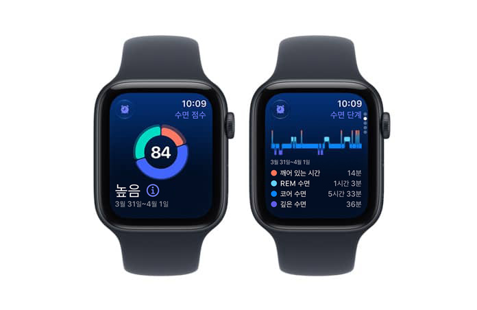 여러 대의 Apple Watch SE 3 기기, 미드나이트 색상 알루미늄 케이스 및 화면에 수면 점수와 수면 단계가 표시된 모습. 오른쪽 옆면 외관에 Digital Crown 다이얼을 보여주는 모습과 네이비 블루 색상 스포츠 밴드의 모습