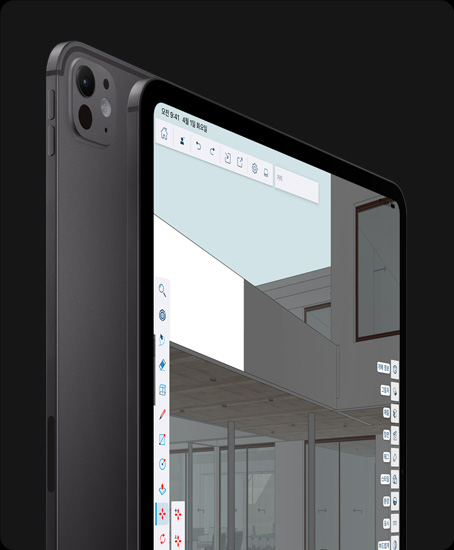 세로 방향으로 놓인 스페이스 블랙 색상 iPad Pro의 뒷면. 프로 카메라 시스템, 음량 올리기 버튼, 음량 내리기 버튼, 블랙 디스플레이 베젤, 둥근 형태의 모서리가 보입니다. 화면에는 좌우 메뉴에 도구와 효과가 열려 있는 그래픽 디자인 편집 앱이 표시되어 있습니다.