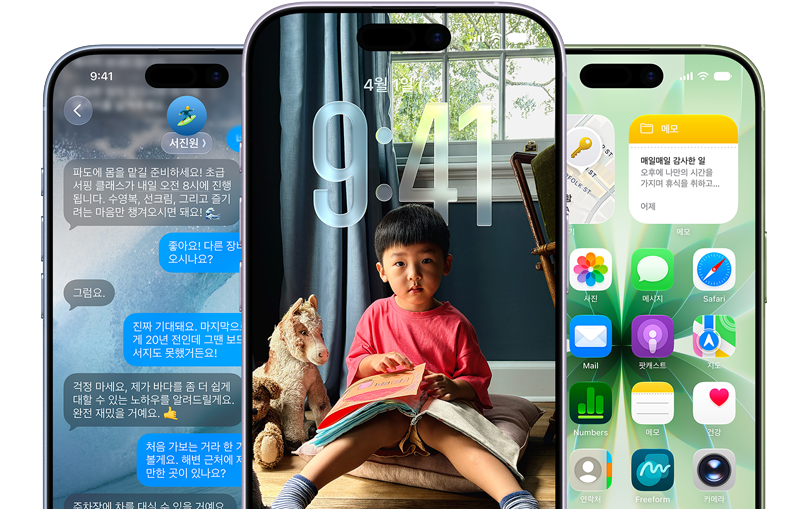 각각 서로 다른 iOS 기능을 보여주고 있는 미스트 블루, 라벤더, 세이지 색상의 iPhone 17 기기들의 앞면. 배경을 설정한 대화창, Liquid Glass 잠금 화면과 여러 앱이 표시되어 있는 홈 화면의 모습