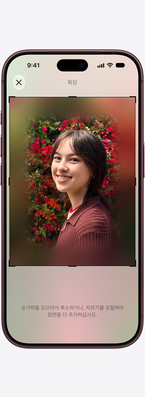 iPhone 18 Pro의 앞면. 공간 프레임 재설정 기능을 사용해 빨간 장미를 배경으로 한 사람을 클로즈업한 사진의 구도를 재설정하는 모습