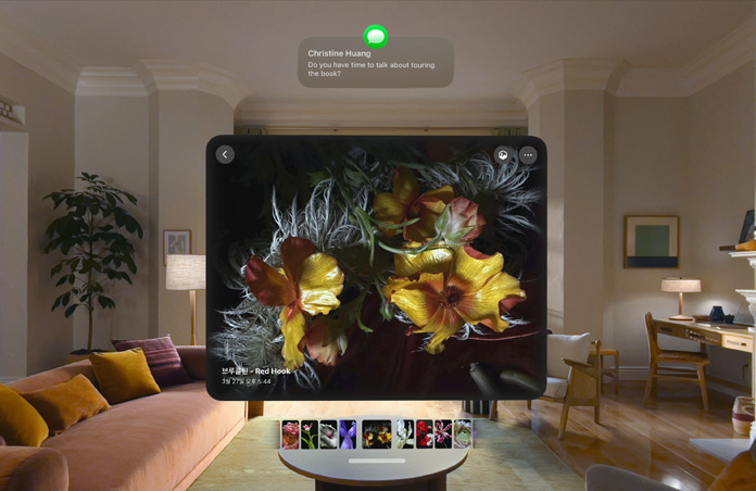 Apple Vision Pro가 꽃 이미지를 표시하면서 북 투어에 관한 메시지를 확장하는 모습
