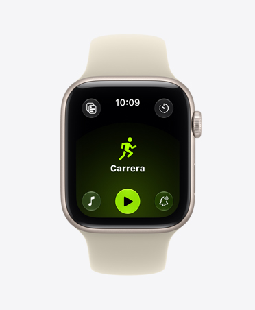 Apple Watch SE 3, caja de aluminio, blanco estelar, la pantalla muestra la app Entrenamiento (carrera al aire libre), parte lateral derecha, Digital Crown, correa deportiva, color arena (café claro)