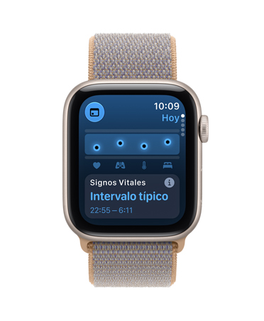 Apple Watch SE 3, caja de aluminio, blanco estelar, la pantalla muestra un registro de datos de salud (signos vitales), parte lateral derecha, Digital Crown, correa loop deportiva, azul cambray (gris azulado claro)