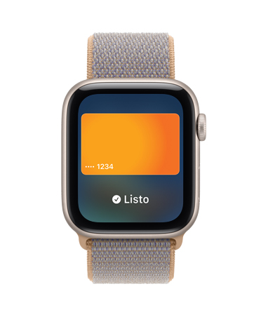 Apple Watch SE 3, caja de aluminio, color blanco estelar, la pantalla muestra la app Wallet, imagen de una tarjeta de pago, parte lateral derecha, Digital Crown, correa loop deportiva, azul cambray (gris azulado claro)