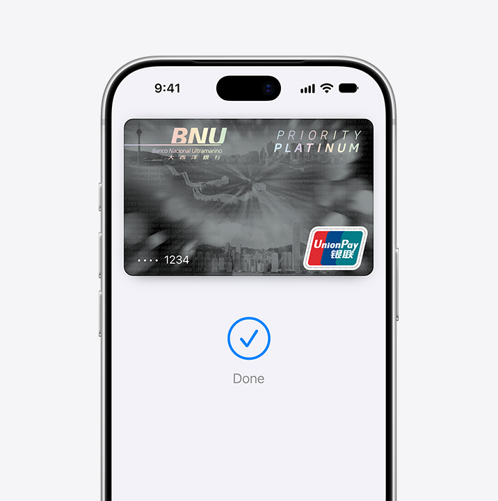 局部 iPhone 螢幕，展示正在 Apple Pay 使用信用卡