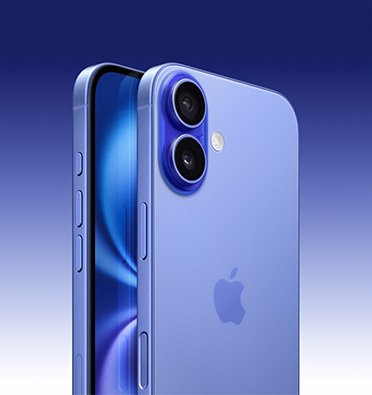 群青色外觀的 iPhone 16，展示螢幕的一部分，斜角度展示動作按鈕、音量按鈕和側邊按鈕；機身背面展示先進的雙相機系統位於左上角。