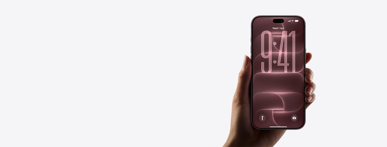 手持布根地紅色 (深紅色) iPhone 18 Pro，展示機身正面、預設鎖定畫面