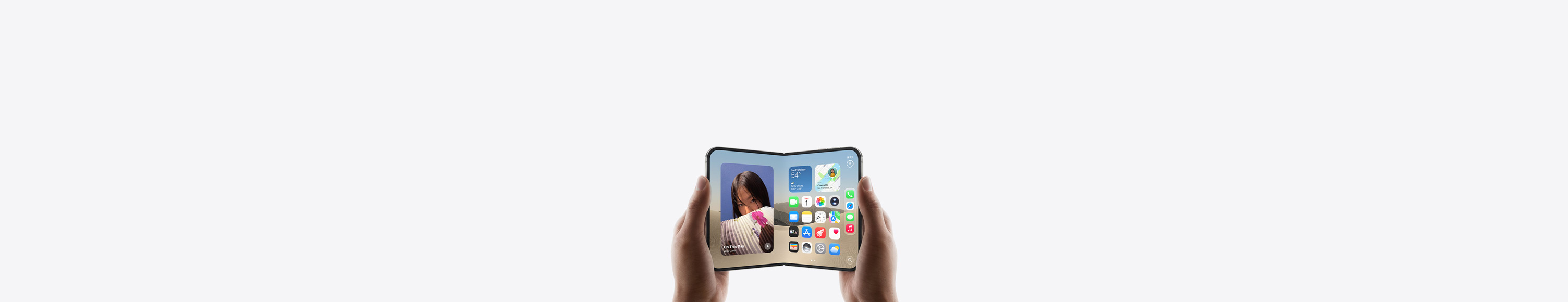iPhone Duo, holdt av to hender i liggende format, brettet ut, innvendig skjerm viser Hjem-skjermen