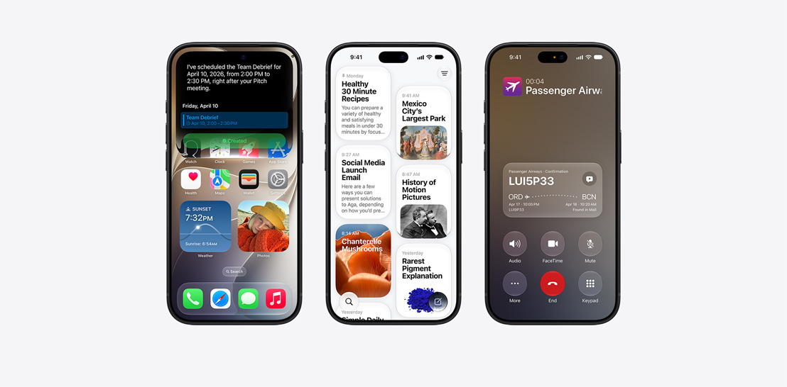 Cztery modele iPhone’a 18 Pro, zbliżenie na przód każdego urządzenia, wszystkie ekrany prezentują różne funkcje iOS. Od lewej do prawej: iPhone 18 Pro, na ekranie widać zaplanowaną przez Siri AI odprawę zespołu; iPhone 18 Pro, na ekranie widać apkę Siri, siatka kart przedstawiających wcześniejsze interakcje, z tematami takimi jak „Zdrowe przepisy w 30 minut”, „Największy park w Meksyku” wraz ze zdjęciem i „Mejl z okazji premiery w mediach społecznościowych”, iPhone 18 Pro, na ekranie widać aktywne połączenie telefoniczne z linią lotniczą „Passenger Airways” oraz kartę kontekstu rozmowy u dołu ekranu ze szczegółami potwierdzenia lotu, w tym kodem rezerwacji, trasą z JFK do RAK i godzinami lotów, a także notatką wskazującą, że informacje pochodzą z aplikacji Poczta; iPhone 18 Pro, na ekranie widać rozmowę z Siri AI z pytaniem o kolor obrusu.