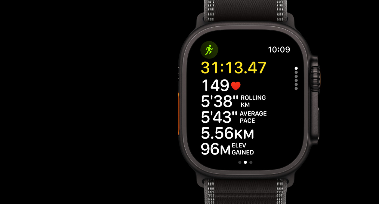 Apple Watch Ultra 3, čierna farba, titánový kryt, apka Tréning, beh vonku, ľavá vonkajšia strana, akčné tlačidlo, pravá vonkajšia strana, Digital Crown, bočné tlačidlo, trailová slučka, čierna/uhoľná farba