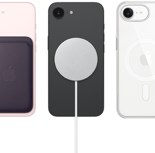 iPhone 17e, pohľad zozadu, svetloružová farba, pripnutá peňaženka z tkaniny FineWoven s MagSafe, iPhone 17e, pohľad zozadu, čierna farba, pripnutá nabíjačka MagSafe, iPhone 17e, pohľad zozadu, biela farba, nasadený priehľadný kryt s MagSafe