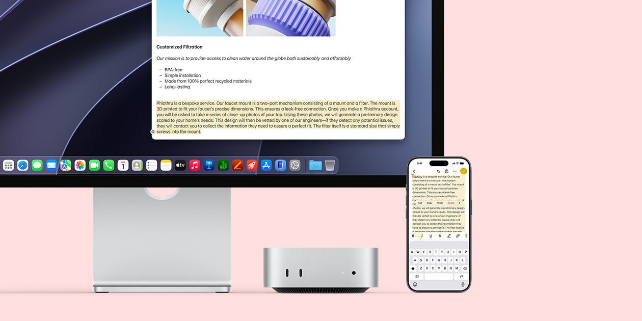 ด้านหน้าของ Mac mini วางอยู่ใต้ Studio Display โดยมี iPhone วางอยู่ทางขวาของอุปกรณ์และจอภาพ, ข้อความที่ถูกเลือกมีคำสั่งตัด คัดลอก วาง และป้อนอัตโนมัติอยู่ด้านบนบน iPhone ตรงกับข้อความที่ไฮไลท์อยู่บนจอภาพ, แสดงคลิปบอร์ดกลาง