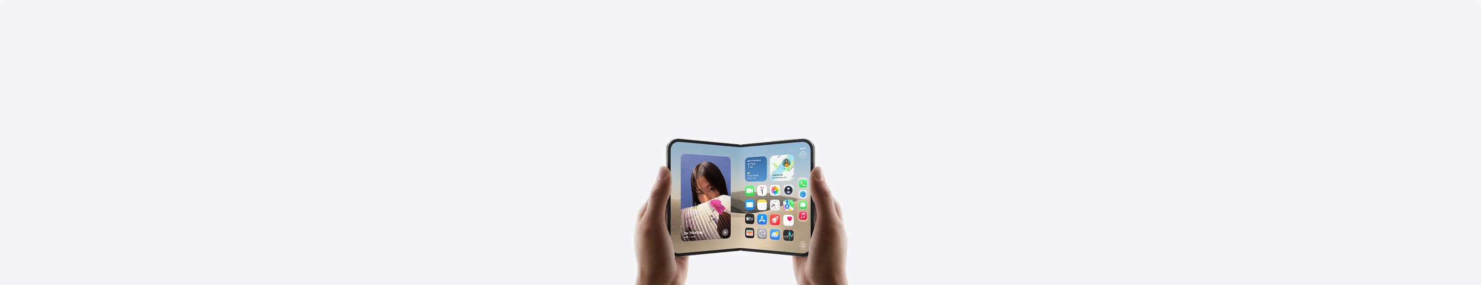 iPhone Duo, yatay pozisyonda iki el tarafından tutuluyor, açık, iç ekranda Ana Ekran gösteriliyor