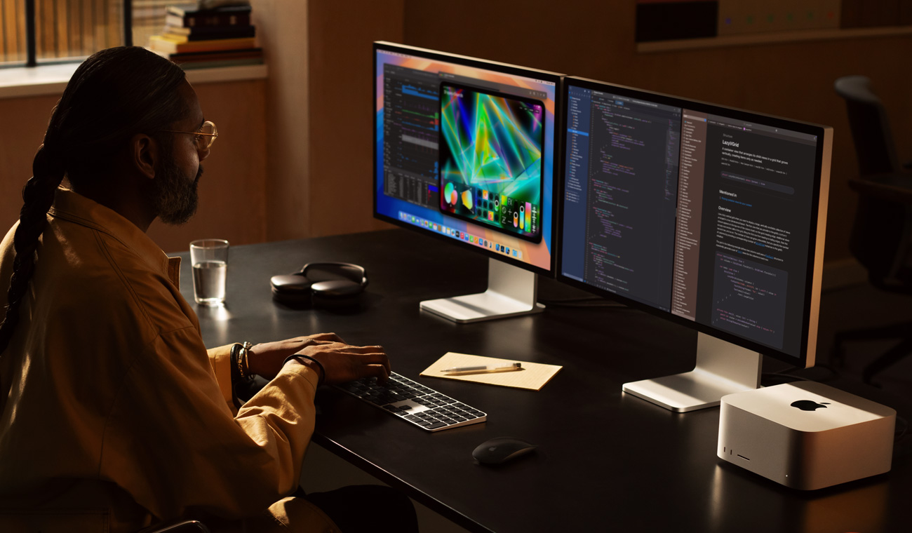 Mac Studio ve iki Studio Display ekranıyla çalışan bir profesyonel