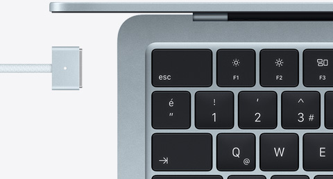 Gök Mavisi rengi MacBook Air ve uyumlu renkteki MagSafe şarj kablosu