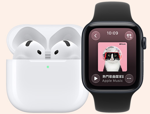 AirPods 放在敞開的 MagSafe 充電盒中，展示充電盒的圓角設計，以及綠色的充電指示燈，一旁是午夜色鋁金屬錶殼的 Apple Watch SE 3，螢幕顯示 Apple Music app 播放列表的封面插圖，搭配黑色運動型錶帶